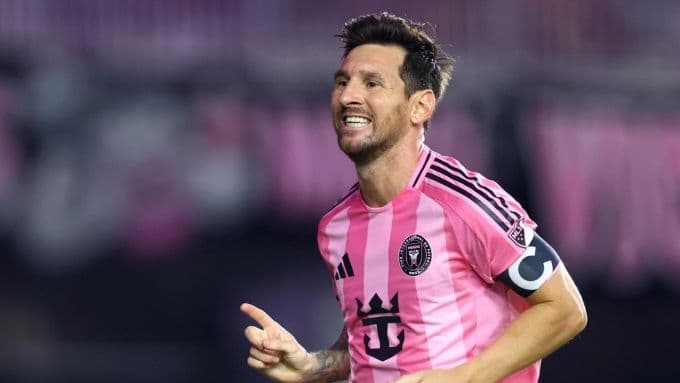 Lionel Messi ăn mừng bàn thắng quan trọng giúp Inter Miami vượt lên dẫn trước.