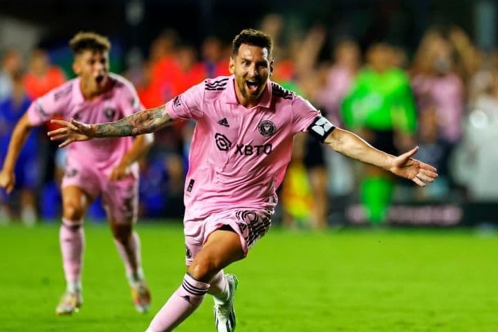 Lionel Messi ăn mừng bàn thắng, thể hiện sức mạnh tấn công vượt trội của Inter Miami.