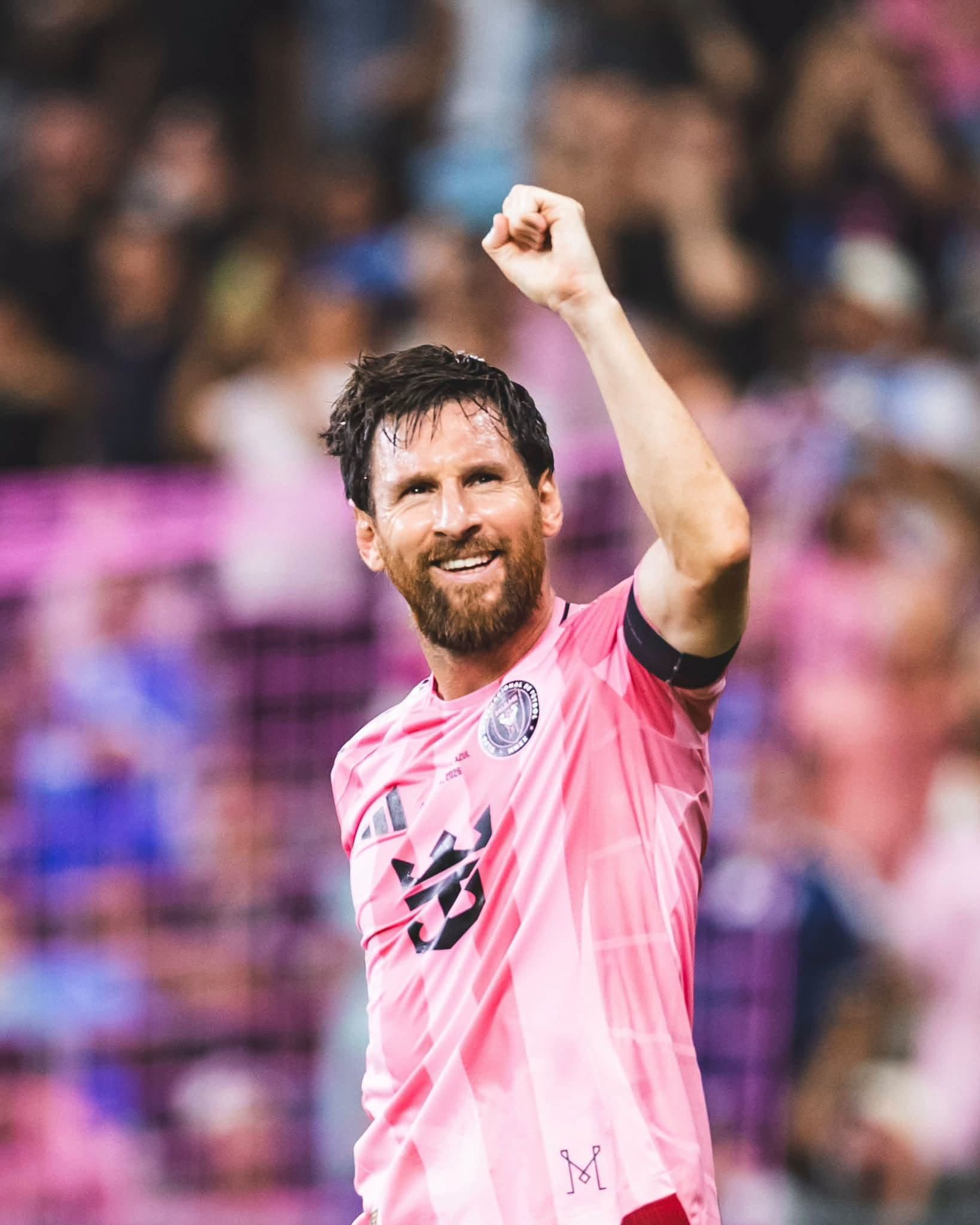 Lionel Messi ăn mừng bàn thắng trong màu áo Inter Miami, thể hiện sức mạnh và tầm ảnh hưởng tức thì của anh.