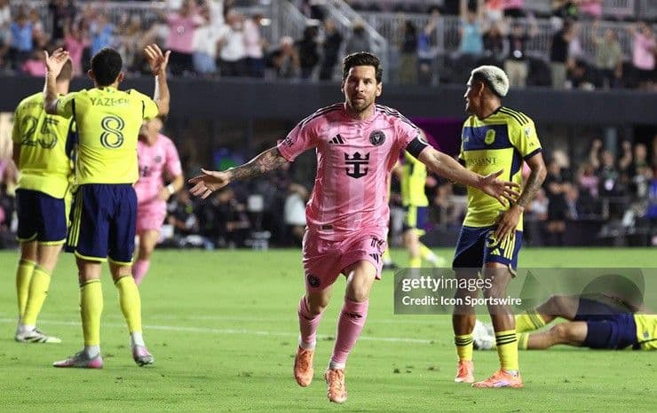 Lionel Messi ăn mừng cú đúp bàn thắng giúp Inter Miami đánh bại Nashville 4-0 tại vòng playoff MLS Cup.