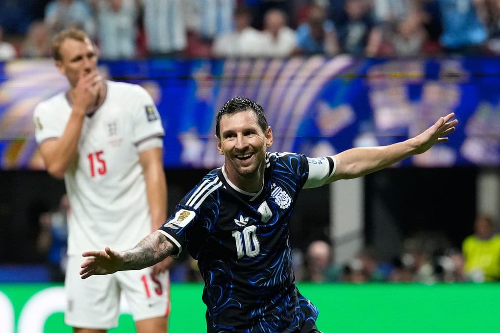 Lionel Messi ăn mừng chiến thắng của Argentina trước Anh ở bán kết World Cup 2026, thể hiện niềm vui và cảm xúc mãnh liệt của giải đấu.