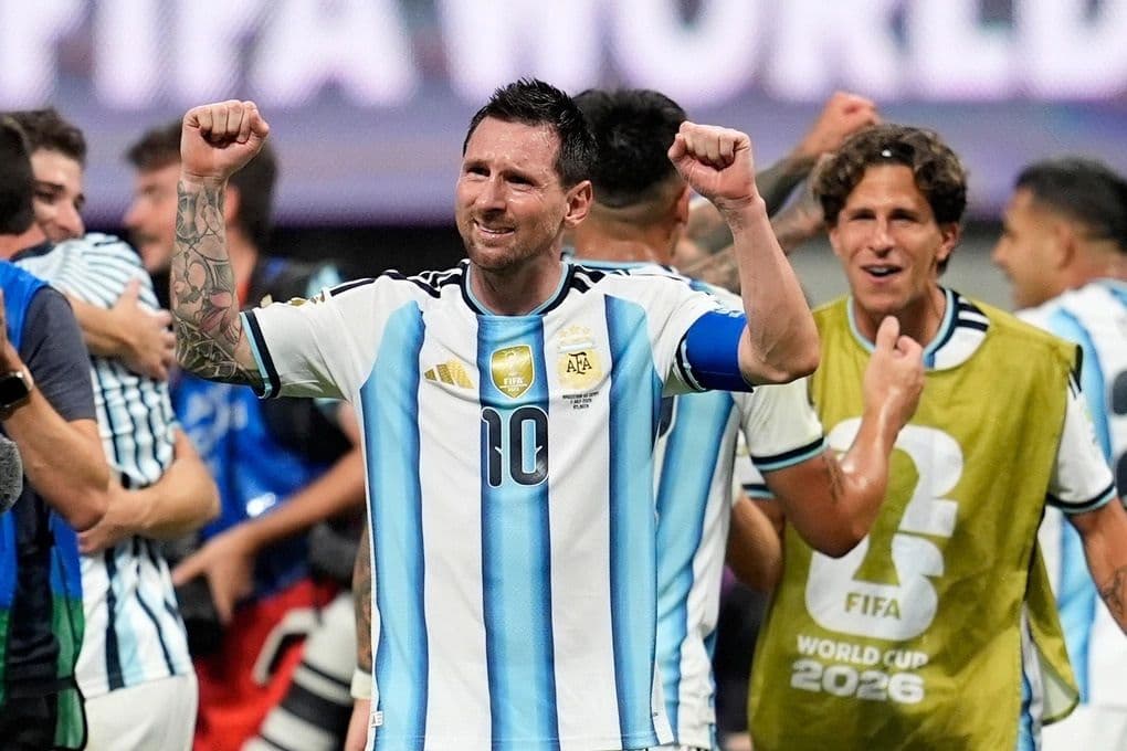 Lionel Messi ăn mừng chiến thắng cùng đội tuyển Argentina, thể hiện vị thế của nhà vô địch nhưng cũng đối mặt với áp lực từ dư luận.