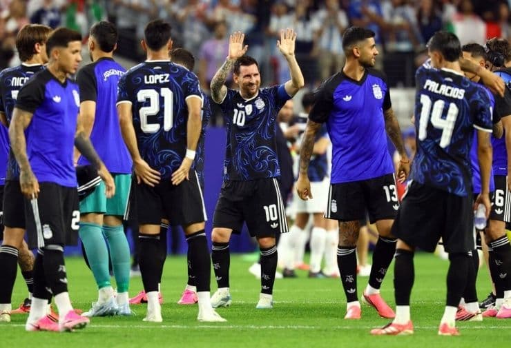 Lionel Messi ăn mừng chiến thắng cùng đồng đội Argentina, khoảnh khắc vỡ òa của nhà vô địch World Cup