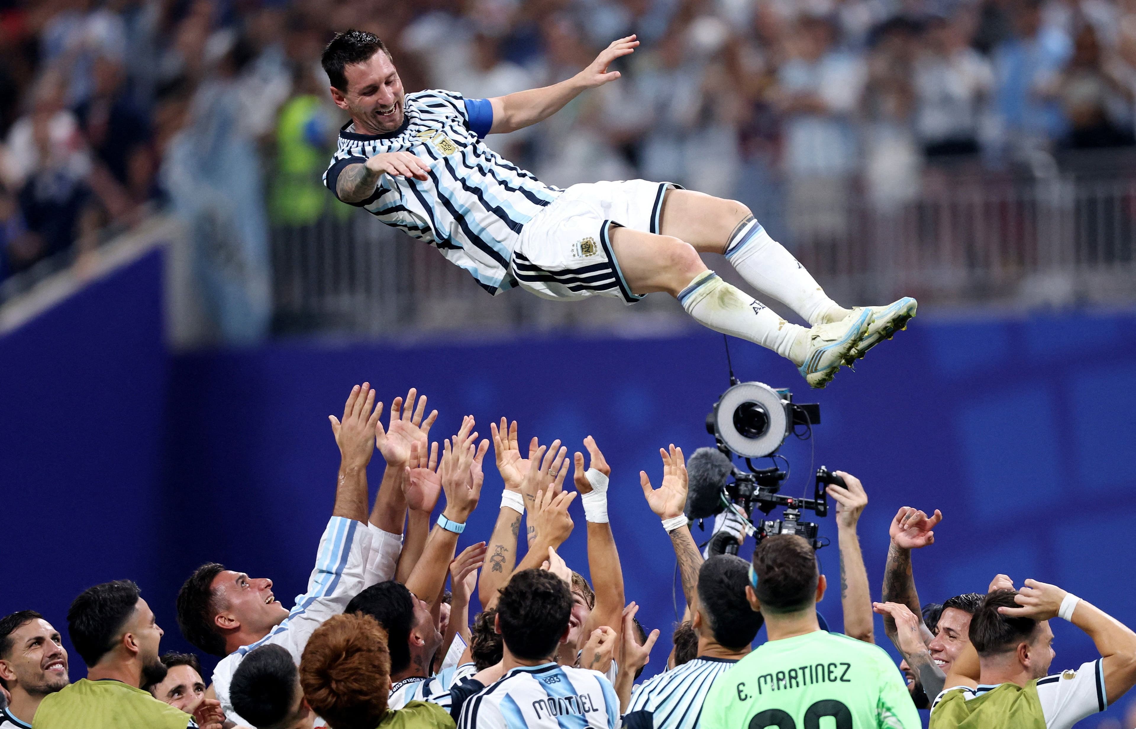 Lionel Messi ăn mừng chiến thắng cùng đồng đội Argentina tại bán kết World Cup 2026.
