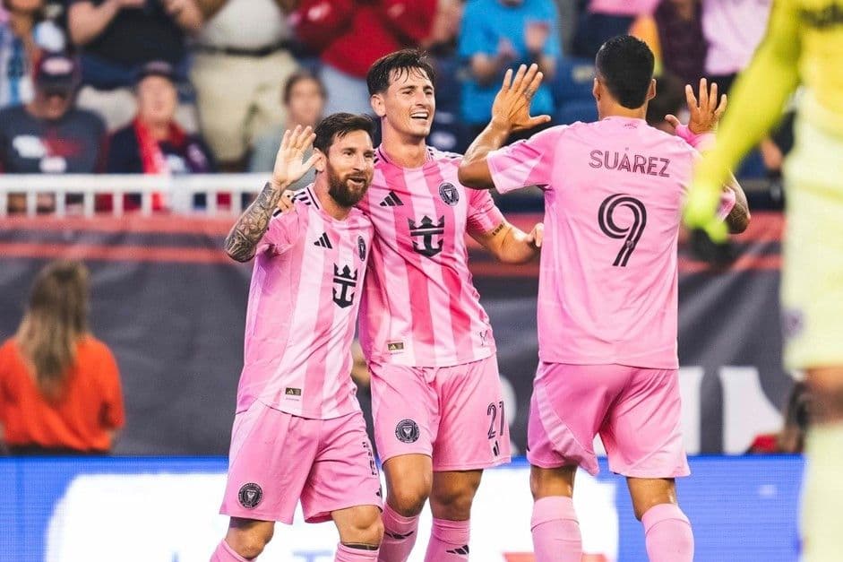 Lionel Messi ăn mừng cùng đồng đội Inter Miami, thể hiện tác động mạnh mẽ của các bản hợp đồng 'bom tấn' đến chất lượng giải đấu.