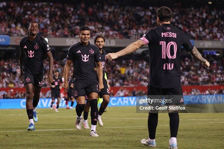 Lionel Messi ăn mừng cùng đồng đội Inter Miami trong trận đấu với Chicago Fire.
