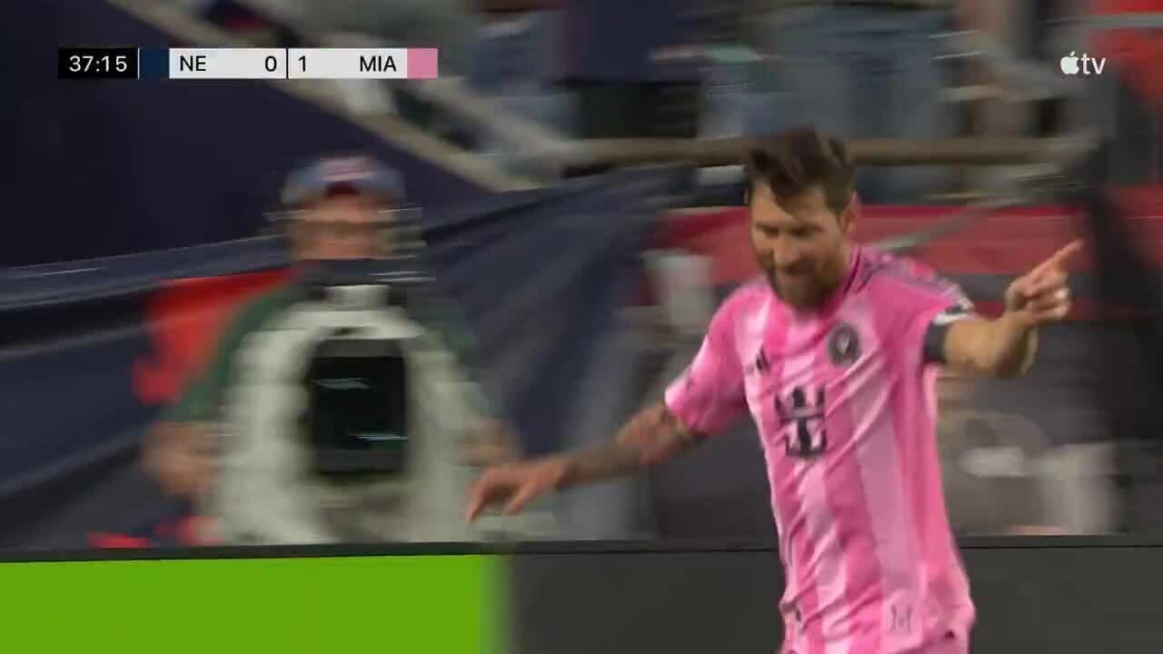 Lionel Messi ăn mừng sau khi hoàn tất cú đúp bàn thắng, tiếp tục chuỗi phong độ hủy diệt.