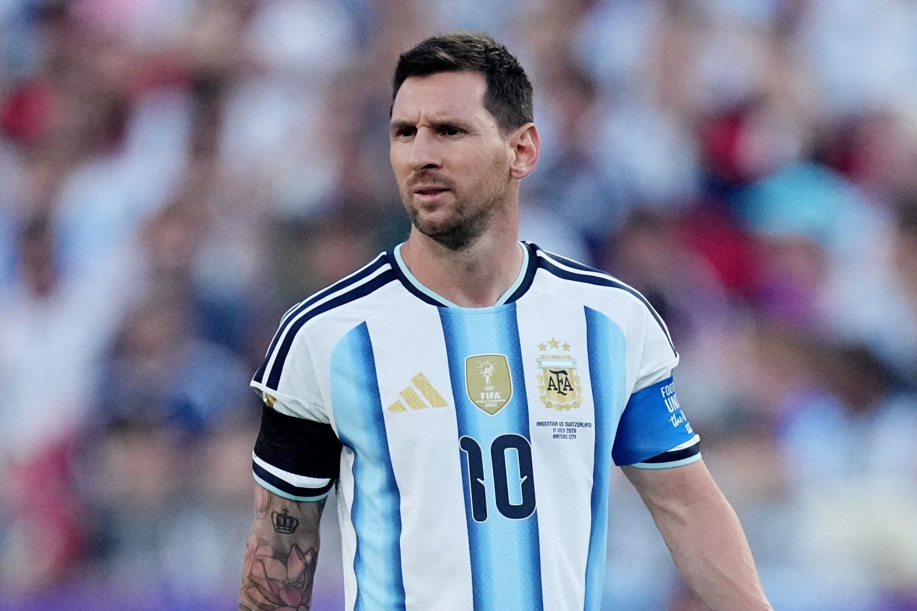 Lionel Messi, ngôi sao chủ chốt của Argentina, trên sân cỏ, thể hiện vai trò bản năng thiên tài của anh.