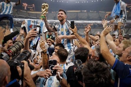 Lionel Messi nâng cao cúp vàng World Cup, biểu tượng cho bản lĩnh và hào quang của Argentina.