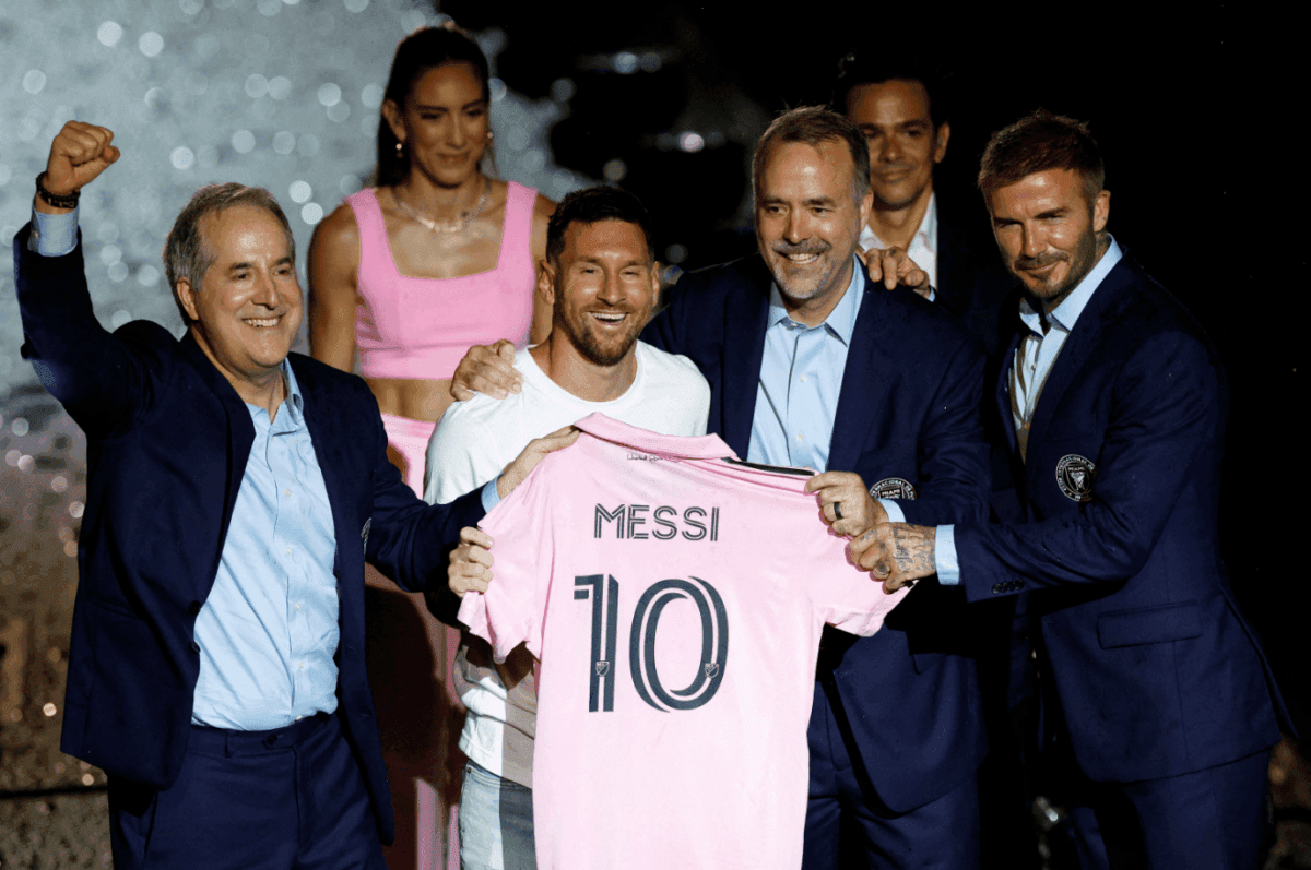 Lionel Messi ra mắt áo đấu Inter Miami cùng David Beckham và các đối tác