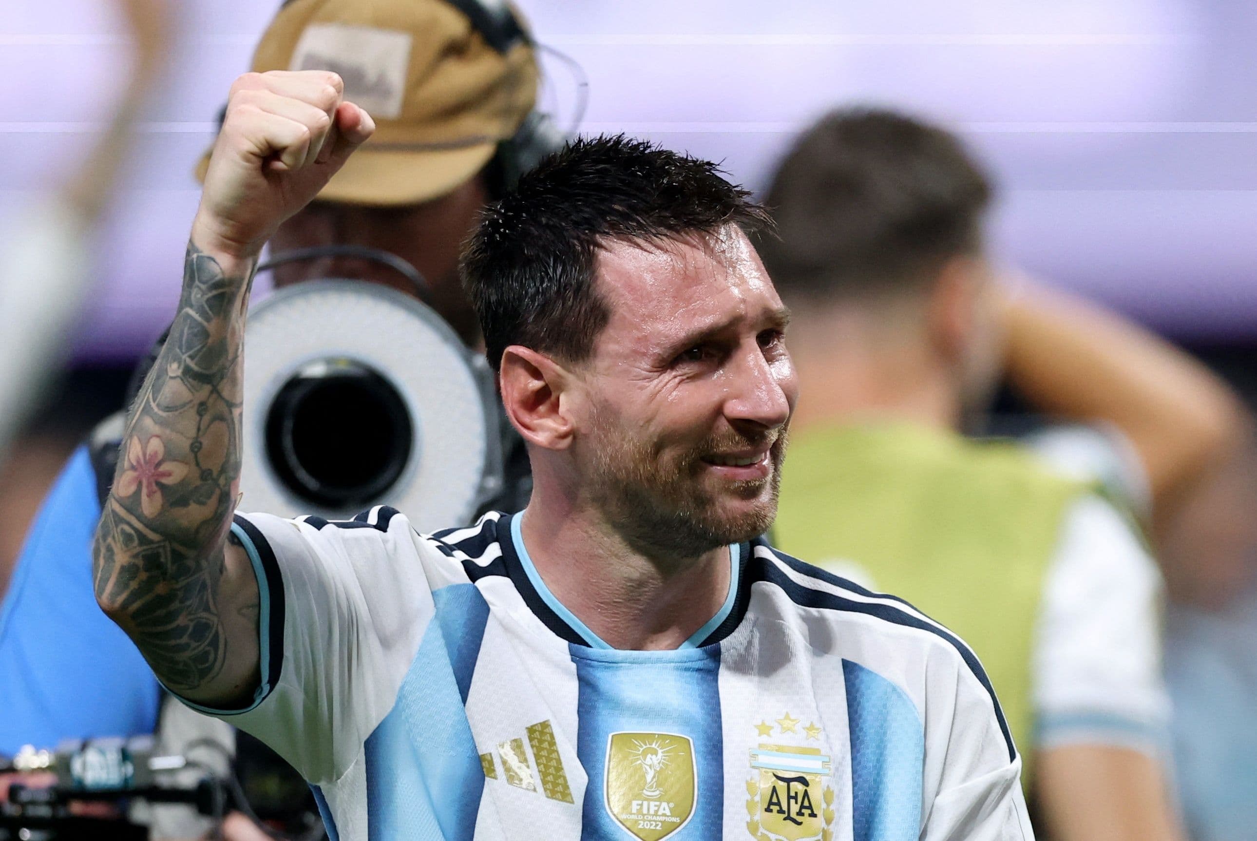 Lionel Messi thể hiện sự thất vọng và cảm xúc sau trận thua, đối mặt với tương lai không chắc chắn của sự nghiệp quốc tế