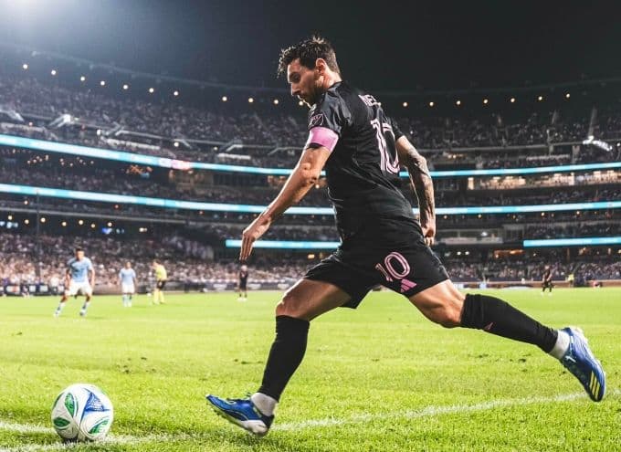 Lionel Messi thực hiện quả phạt góc, đại diện cho những thách thức chiến lược dài hạn của MLS.