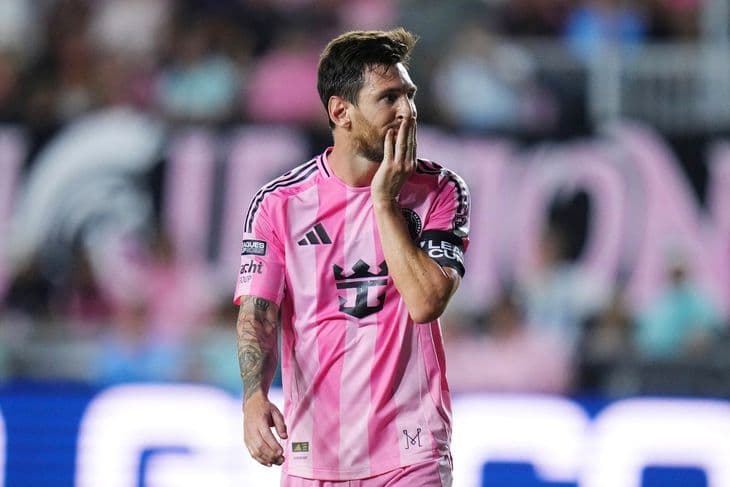 Lionel Messi thất vọng sau trận thua của Inter Miami trước Charlotte FC.