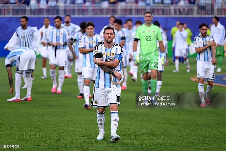 Lionel Messi trên sân cỏ, biểu tượng của lối chơi cống hiến và tài năng thuần khiết.