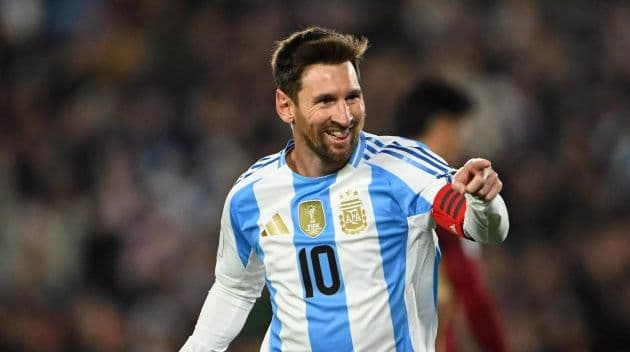 Lionel Messi trong màu áo đội tuyển Argentina, nụ cười rạng rỡ nhưng khả năng vắng mặt trong trận đấu thử nghiệm của Scaloni.
