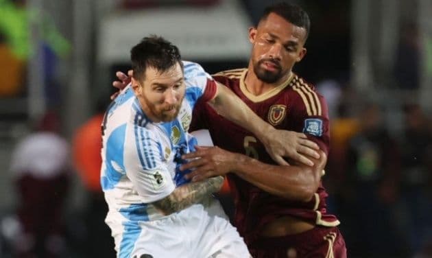 Lionel Messi trong màu áo đội tuyển Argentina tranh bóng với cầu thủ đối phương, tượng trưng cho cuộc đối đầu và thử nghiệm.