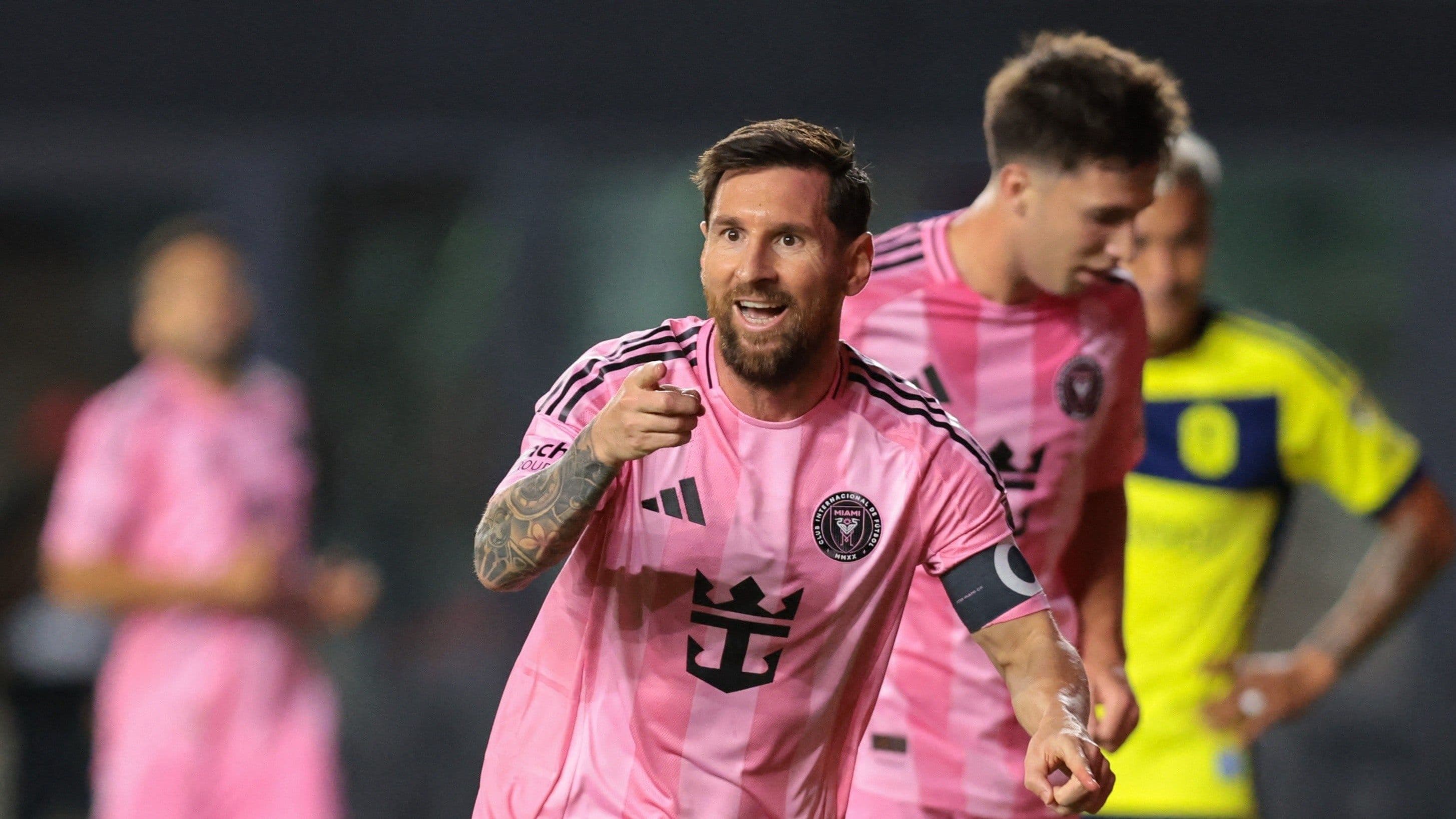 Lionel Messi trong màu áo Inter Miami đang dẫn bóng, biểu tượng cho niềm hy vọng và sự tỏa sáng của đội.