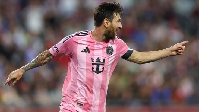 Lionel Messi trong màu áo Inter Miami chỉ tay trên sân cỏ.