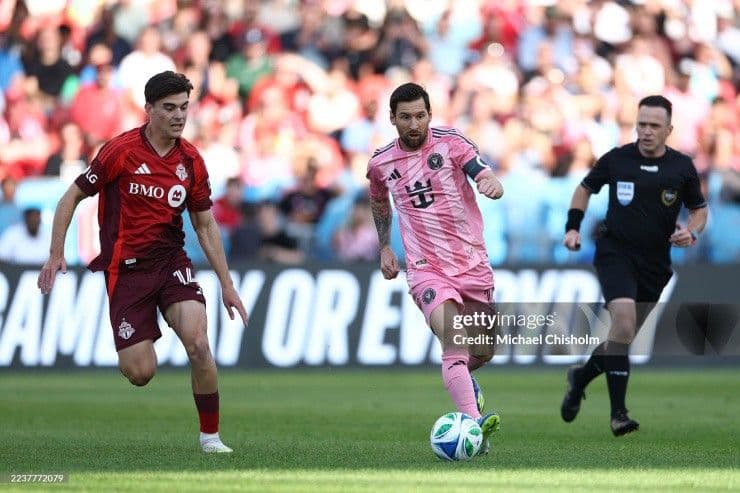 Lionel Messi trong màu áo Inter Miami đối đầu với cầu thủ Toronto FC tại giải MLS