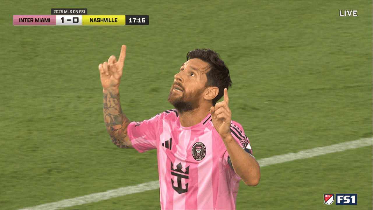 Lionel Messi trong màu áo Inter Miami ăn mừng bàn thắng quyết định vào lưới Nashville, thể hiện tầm ảnh hưởng cá nhân.