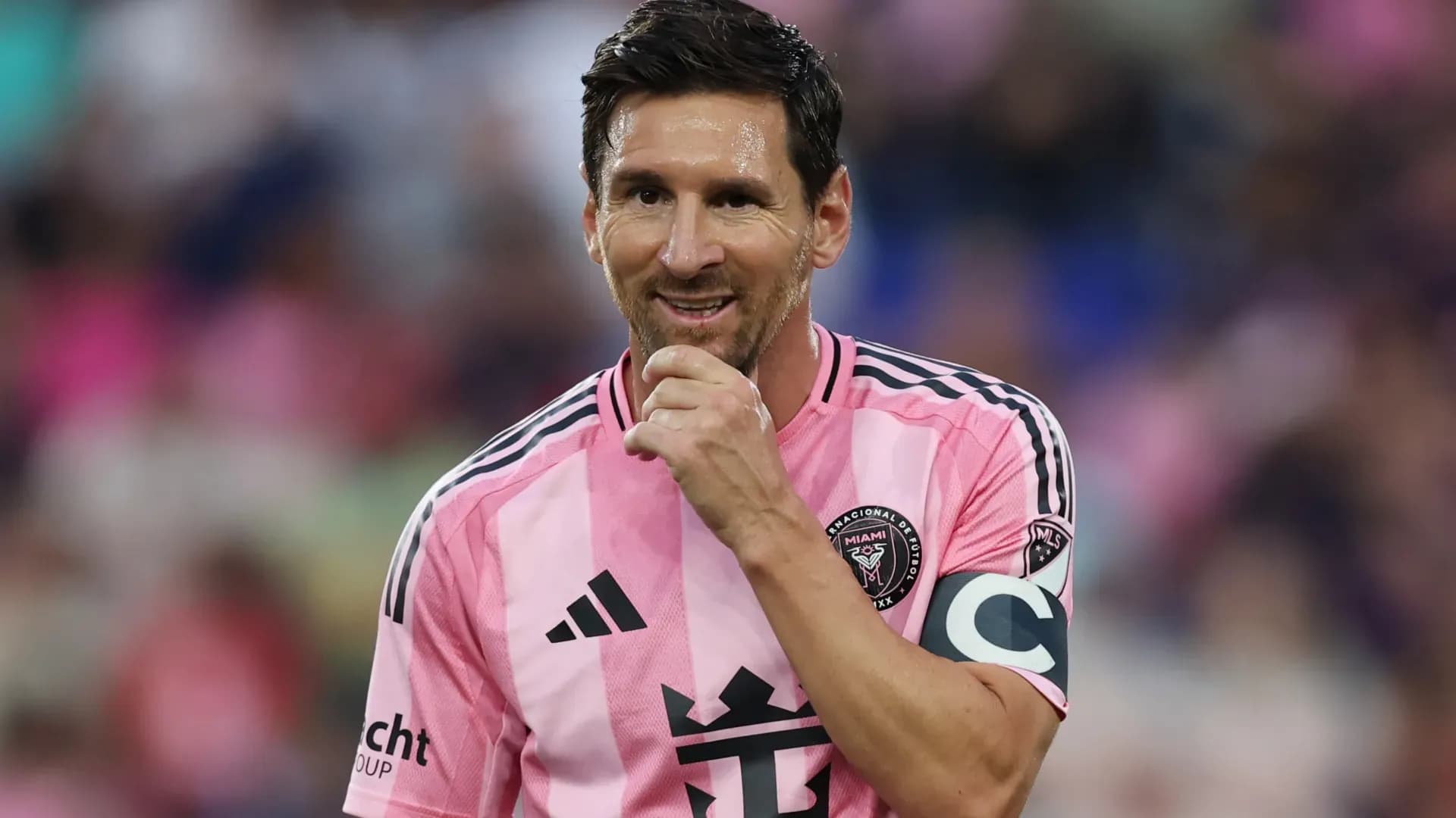 Lionel Messi trong màu áo Inter Miami, đánh dấu cột mốc 100 trận đấu và tầm ảnh hưởng vượt thời gian.