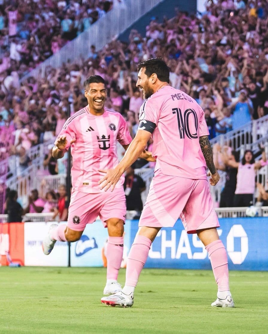 Lionel Messi trong màu áo Inter Miami, đánh dấu sự chuyển mình của MLS từ 'giải đấu hưu trí' thành tâm điểm toàn cầu.