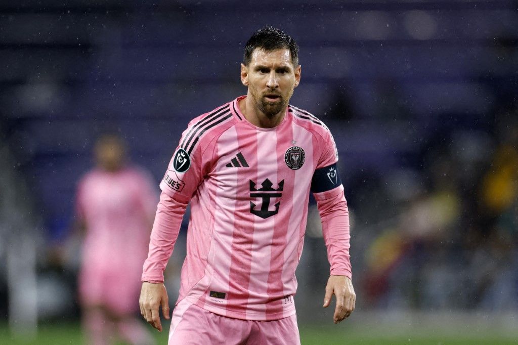 Lionel Messi trong màu áo Inter Miami, thể hiện sự tập trung cao độ trên sân cỏ, biểu tượng cho hành trình làm chủ kỹ năng sút phạt.