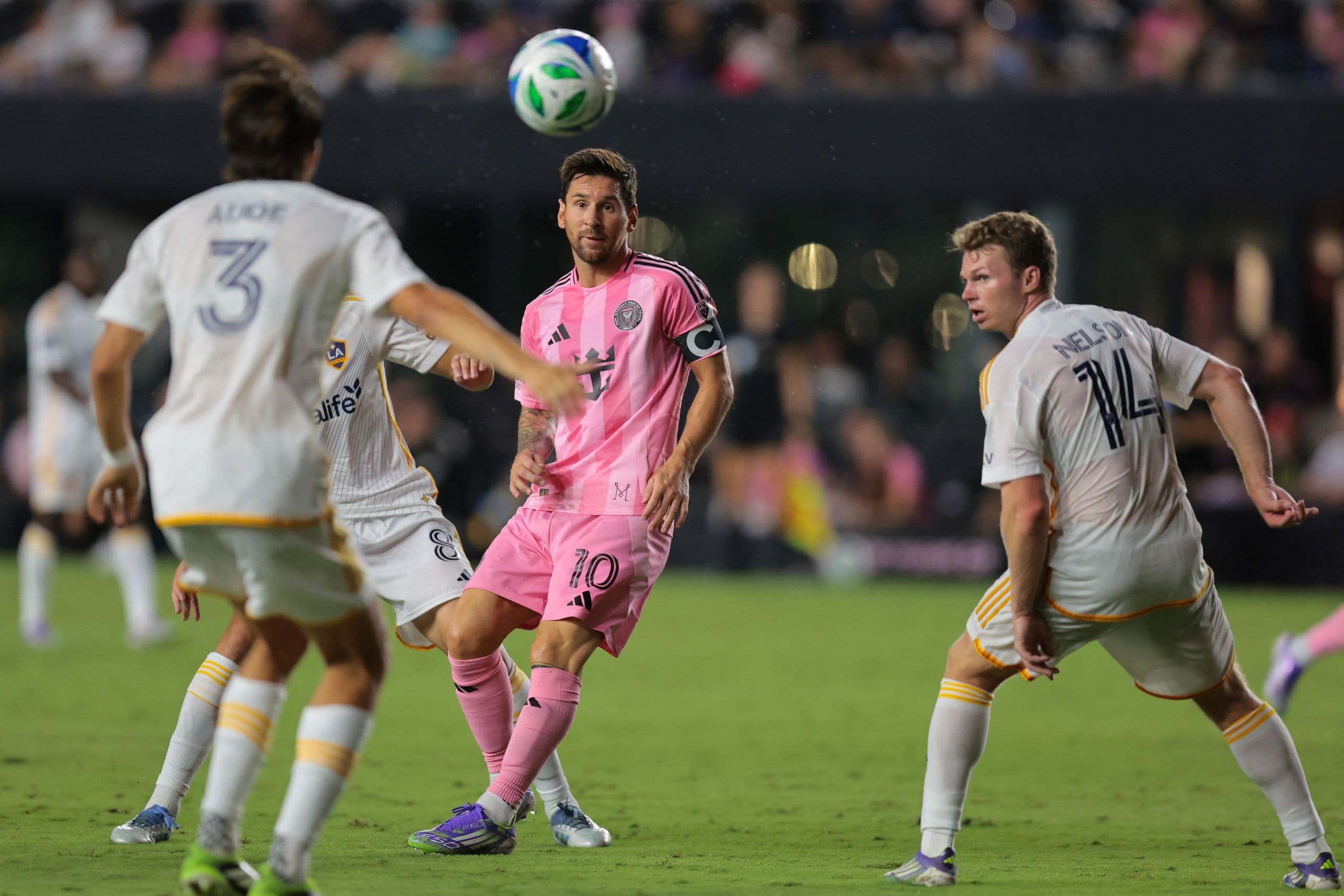 Lionel Messi trong màu áo Inter Miami thi đấu trên sân cỏ