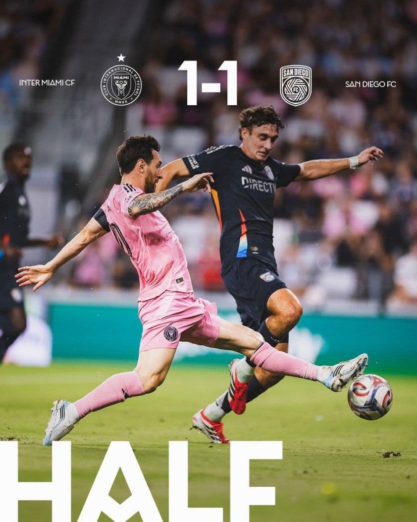 Lionel Messi trong màu áo Inter Miami tranh bóng với cầu thủ San Diego FC trên sân cỏ