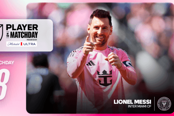 Lionel Messi trong áo đấu hồng của Inter Miami, cười và chỉ tay, với biểu ngữ 'Cầu thủ xuất sắc nhất trận đấu', thể hiện sức hút siêu sao của anh.