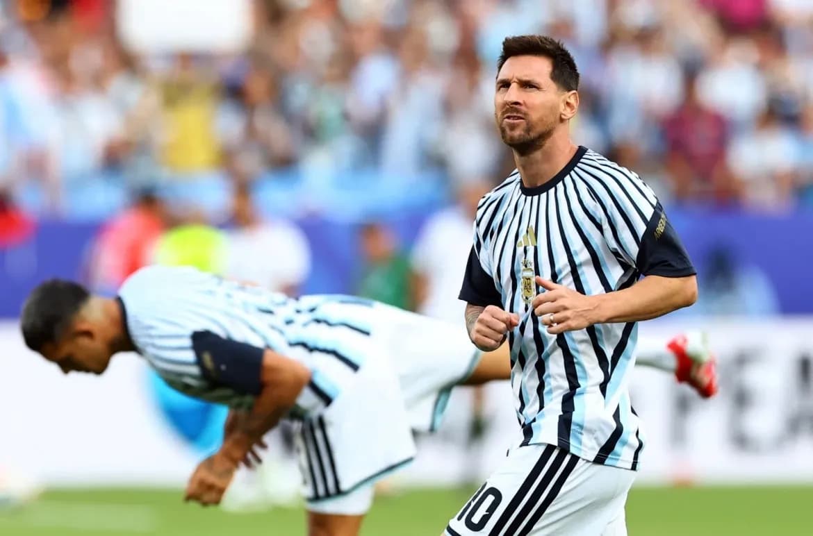 Lionel Messi trong trang phục đội tuyển Argentina trên sân cỏ World Cup 2026