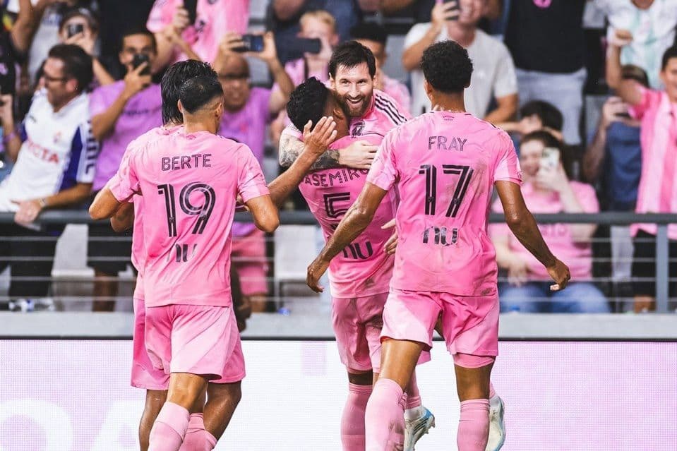 Lionel Messi và Casemiro ăn mừng cùng đồng đội Inter Miami, minh họa sự phụ thuộc của đội vào cặp đôi siêu sao này.