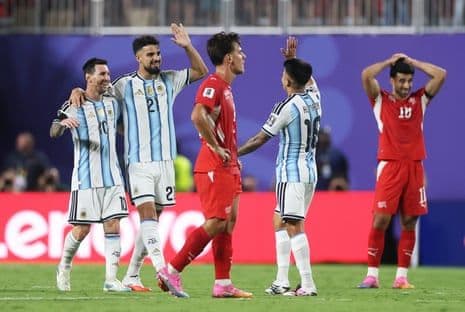 Lionel Messi và các đồng đội Argentina ăn mừng chiến thắng, một khoảnh khắc mà VAR có thể làm mất đi sự tự phát và cảm xúc.
