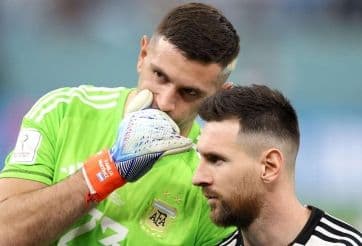 Lionel Messi và Emiliano Martinez của Argentina tại World Cup, biểu tượng của tham vọng và giá trị bóng đá quốc tế.