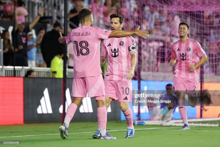 Lionel Messi và Jordi Alba ăn mừng bàn thắng, thu hút sự chú ý toàn cầu cho MLS
