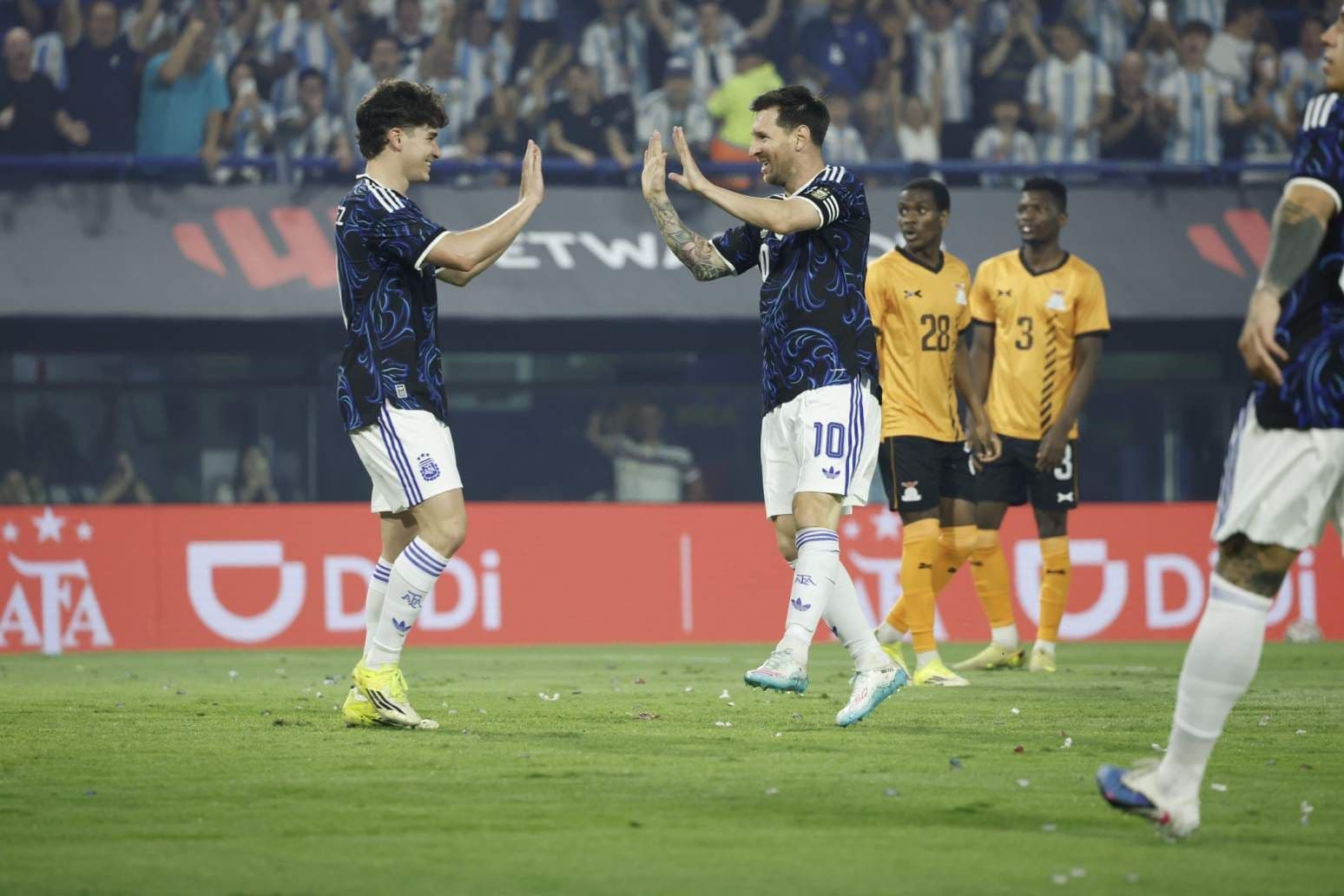 Lionel Messi và Julian Alvarez ăn mừng bàn thắng trong trận Argentina 5-0 Zambia.