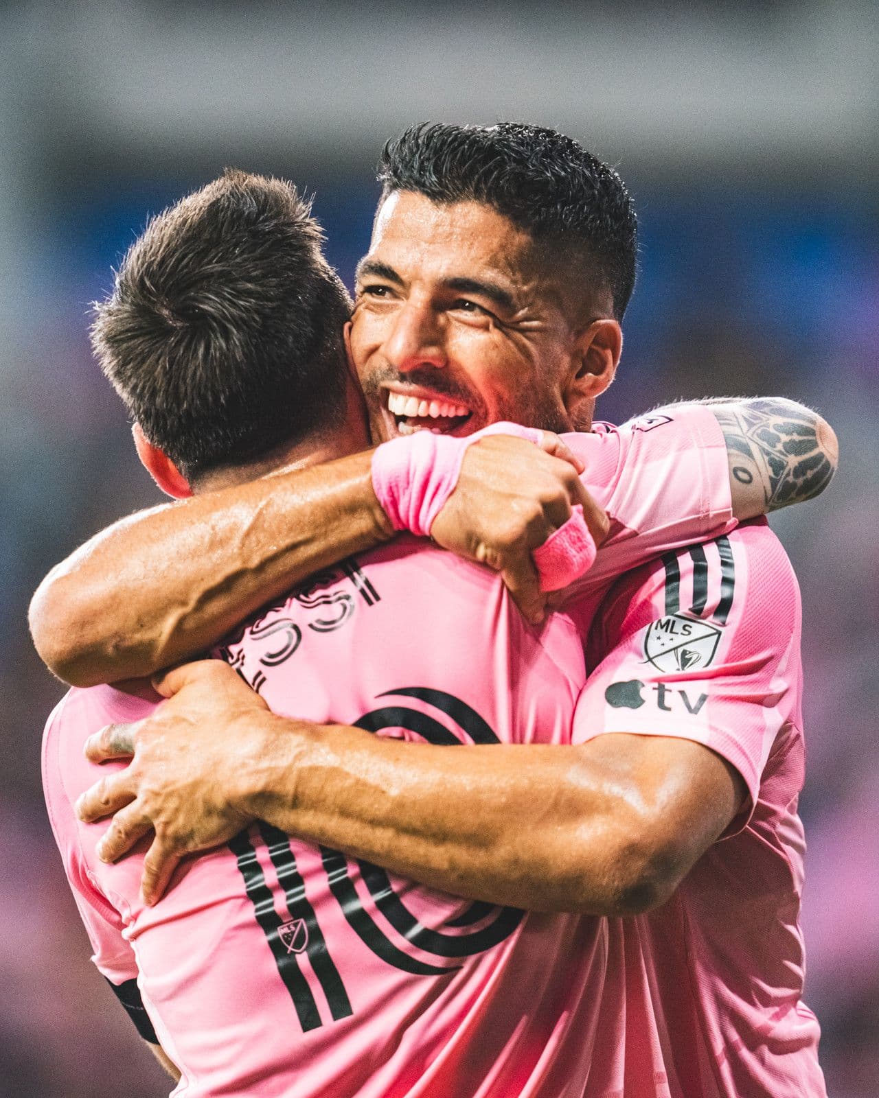 Lionel Messi và Luis Suarez ăn mừng bàn thắng, những ngôi sao của Inter Miami đối mặt với hệ lụy sau trận thua ngược.