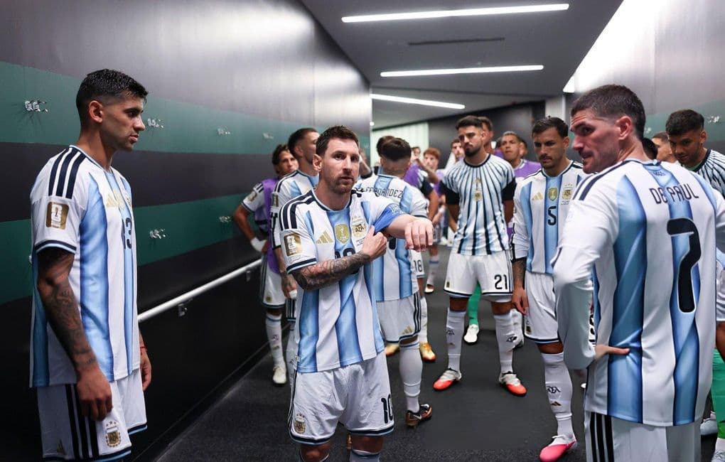 Lionel Messi và đồng đội Argentina tập trung lắng nghe chiến thuật trong phòng thay đồ trước trận đấu, thể hiện bản năng và sự chuẩn bị kỹ lưỡng của đội.
