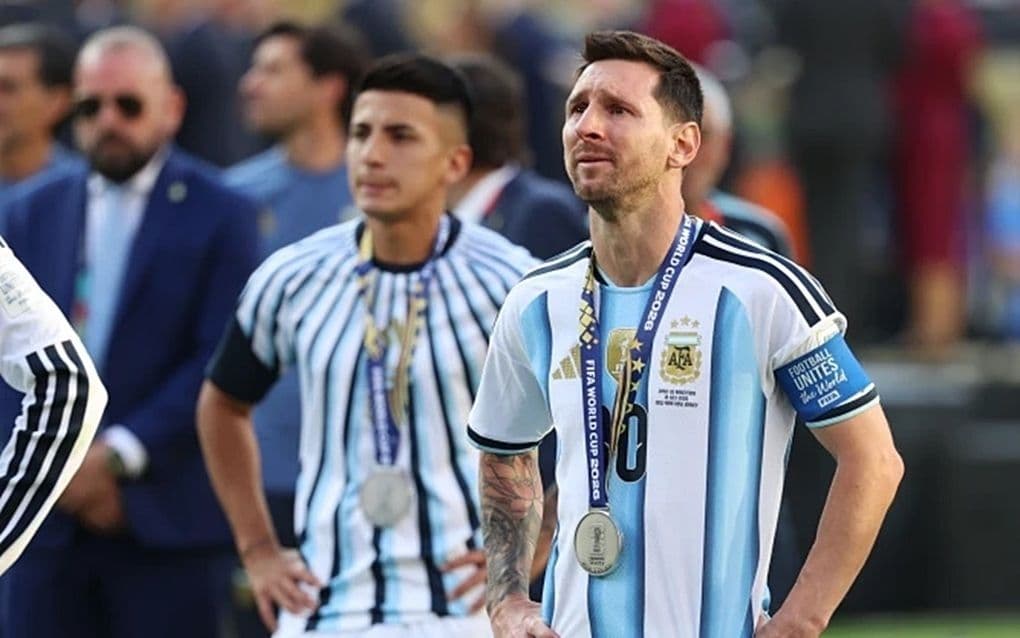 Lionel Messi và đồng đội nhận huy chương bạc World Cup 2026 sau thất bại cay đắng trước Tây Ban Nha