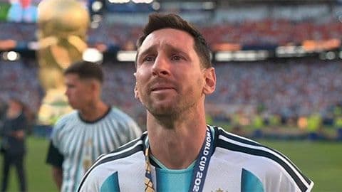 Lionel Messi với huy chương World Cup 2022, biểu tượng cho niềm đam mê và bản sắc truyền thống của bóng đá.