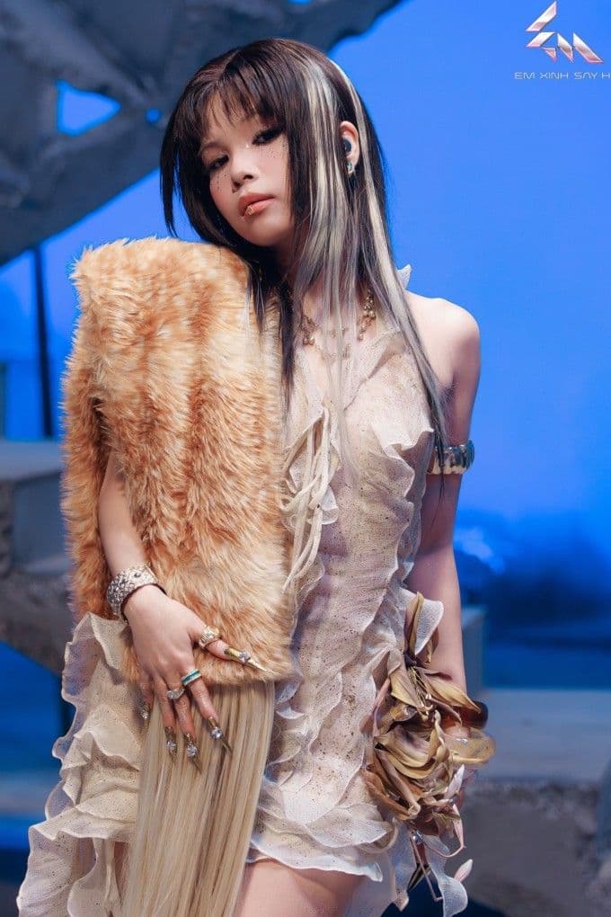 Liu Grace với phong cách cá tính, đại diện cho những khoảnh khắc viral của Em Xinh Say Hi