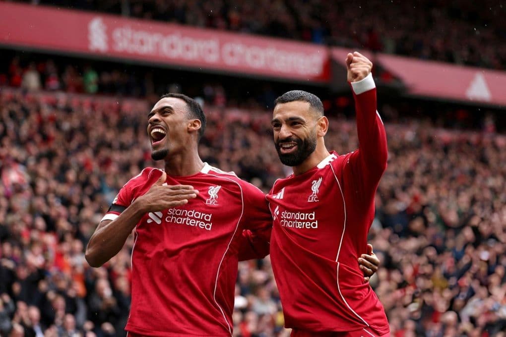 Liverpool ăn mừng chiến thắng 2-1 trước Everton tại Anfield, nối dài mạch toàn thắng.