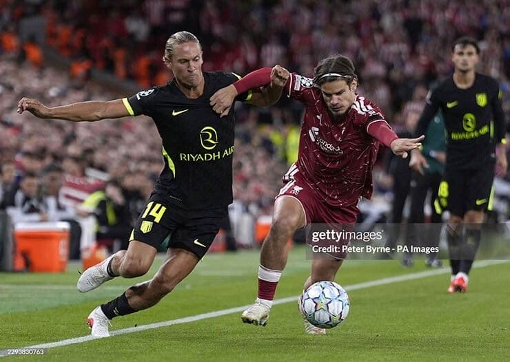 Liverpool (áo đỏ) và Atletico Madrid so tài căng thẳng tại Champions League