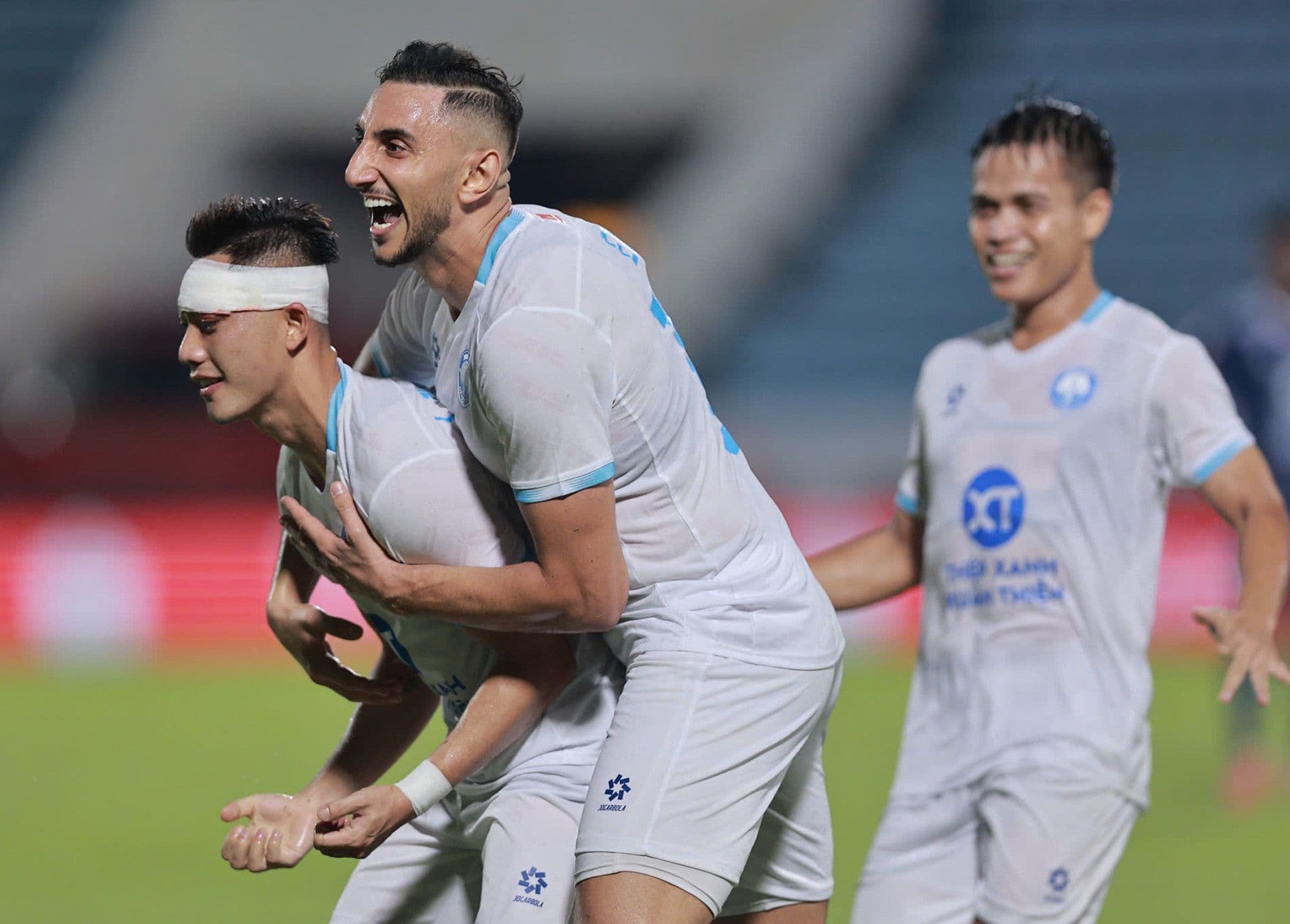 Lâm Ti Phông và đồng đội Nam Định ăn mừng cú đúp bàn thắng