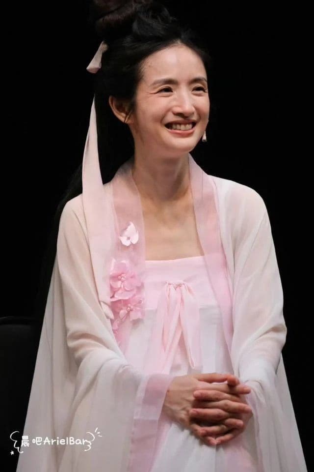 Lâm Y Thần cười rạng rỡ trong trang phục cổ trang, thể hiện vẻ đẹp tự nhiên và sự trưởng thành.