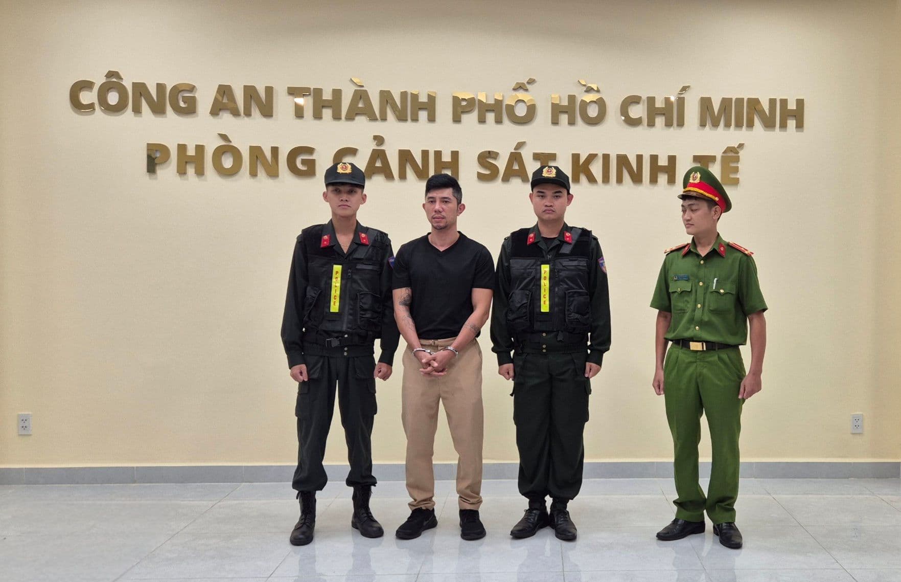 Lương Bằng Quang bị còng tay tại cơ quan điều tra Công an TP.HCM