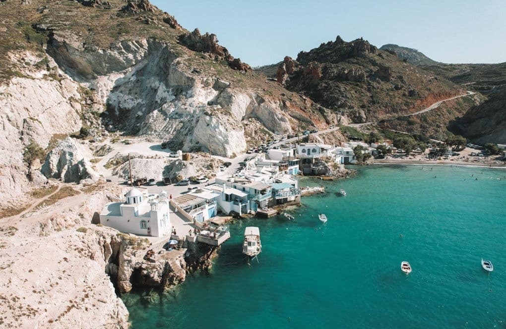 Làng chài ven biển với những ngôi nhà trắng và địa hình núi đá hiểm trở trên đảo Milos.