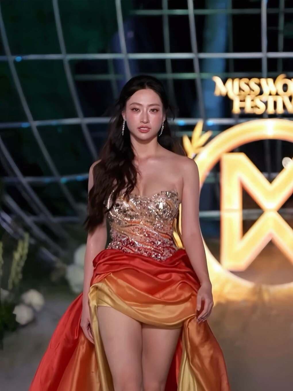 Lương Thùy Linh điềm tĩnh đứng dậy và tiếp tục trình diễn sau cú ngã.