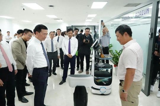 Lãnh đạo cấp cao thăm doanh nghiệp công nghệ, định hình vai trò Viettel trong chuyển đổi số quốc gia.