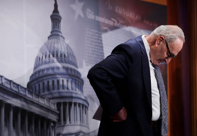 Lãnh đạo Thượng viện Chuck Schumer tại Đồi Capitol, nơi diễn ra các cuộc tranh cãi chính trị dẫn đến chính phủ đóng cửa.